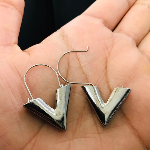 Metal Wind Letter V Shape Stud Earring - Picture 6 of 6